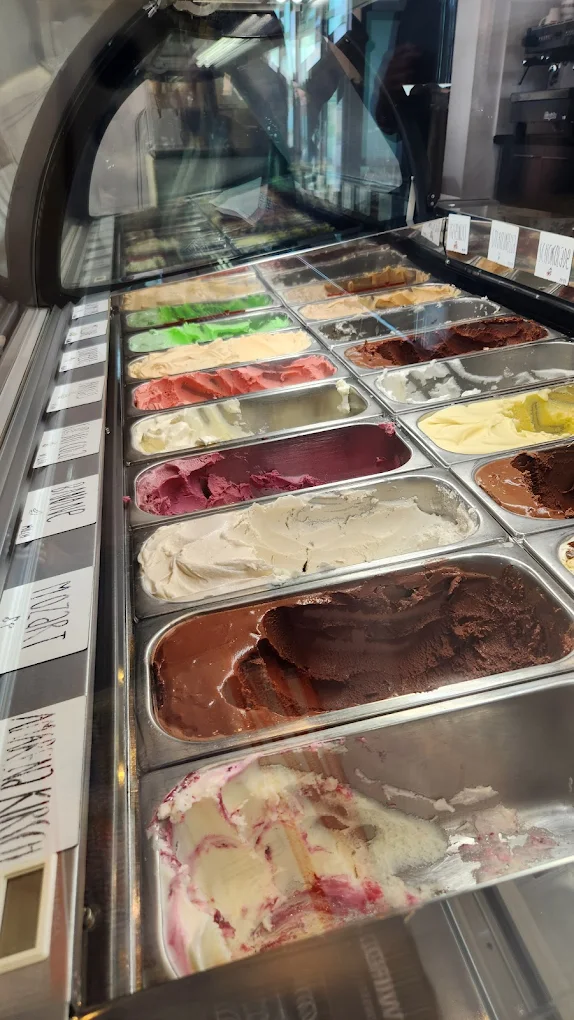 Die Eistheke mit allen Sorten